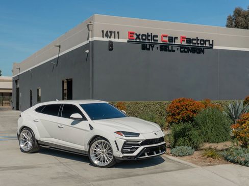 Used 2019 Lamborghini Urus AWD/4WD image 1