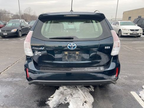 Used 2017 Toyota Prius V Five image 4