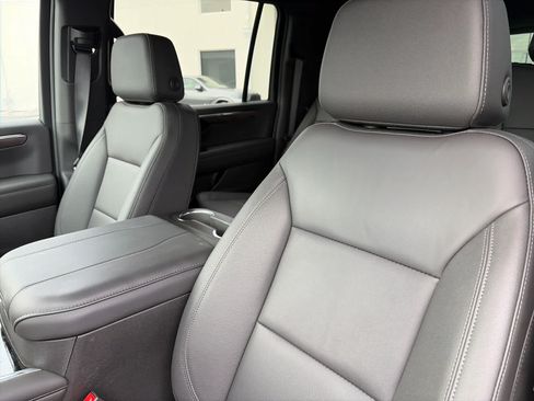 Used 2026 Chevrolet Suburban LT RWD image 7