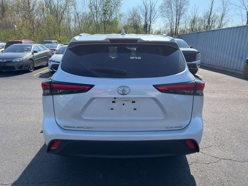 Used 2023 Toyota Highlander XLE AWD/4WD image 4