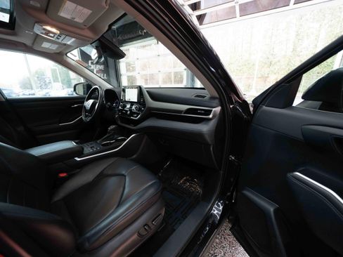 Used 2023 Toyota Highlander XLE image 26