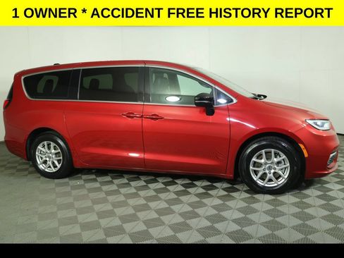 Used 2025 Chrysler Pacifica Select FWD image 2