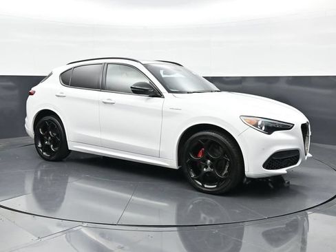 Used 2022 Alfa Romeo Stelvio Veloce AWD/4WD image 3
