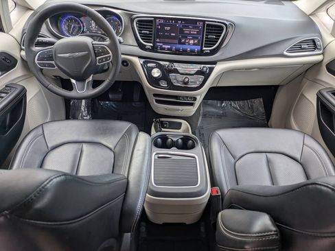 Used 2024 Chrysler Pacifica Touring-L FWD image 4