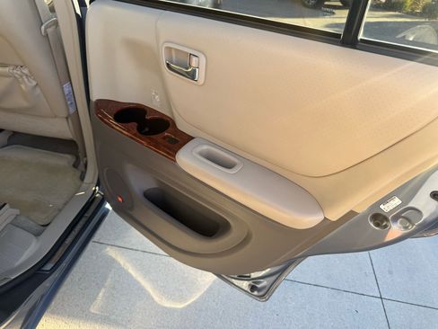 Used 2005 Toyota Highlander 4WD V6 w/ 3rd Row image 18