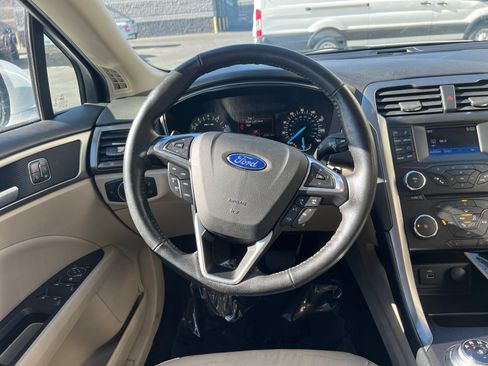 Used 2017 Ford Fusion SE AWD/4WD image 9
