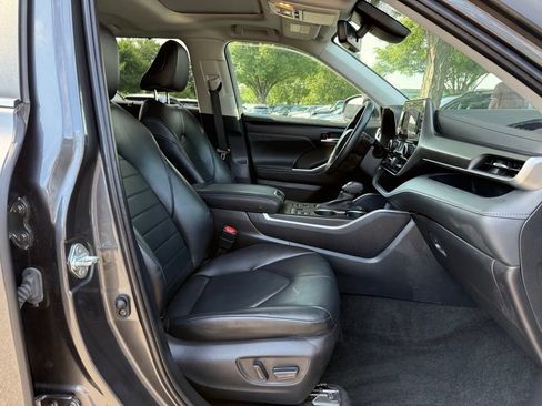 Used 2023 Toyota Highlander XLE AWD/4WD image 32