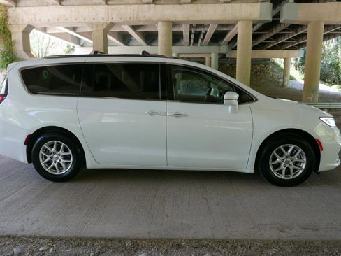 Used 2021 Chrysler Pacifica Touring-L FWD image 30