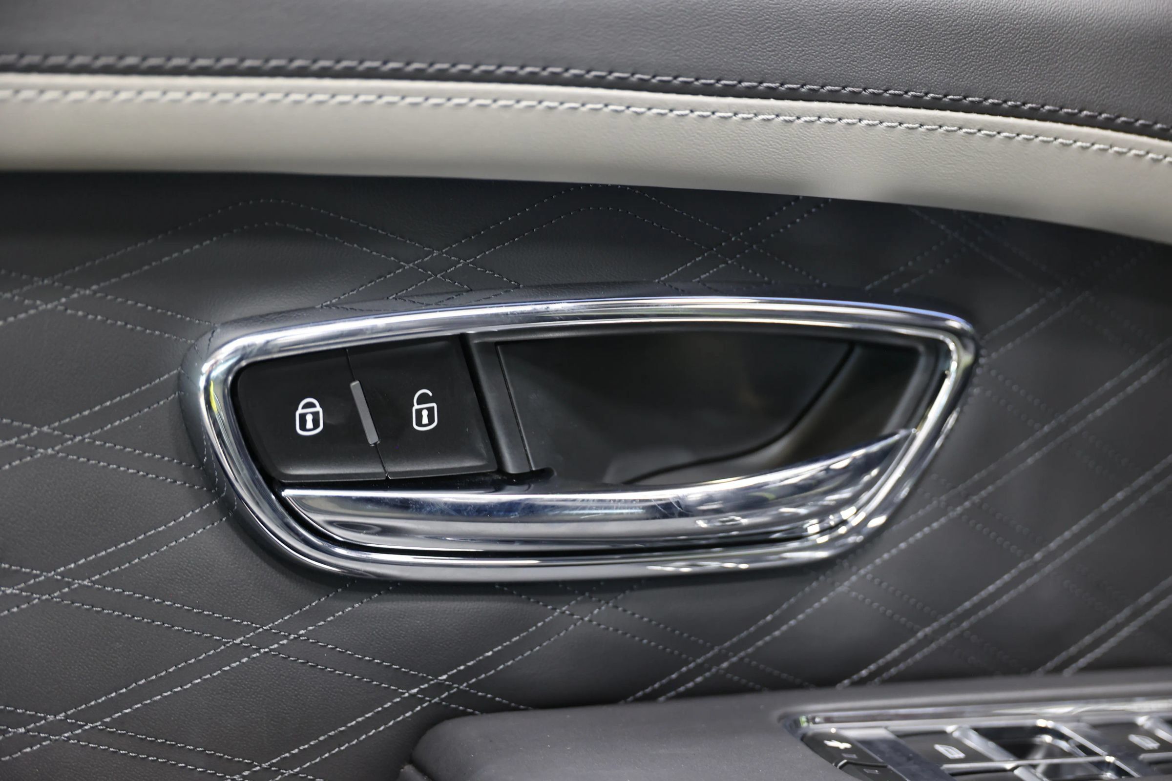 Used 2023 Bentley Bentayga Extended Wheelbase AWD/4WD image 13