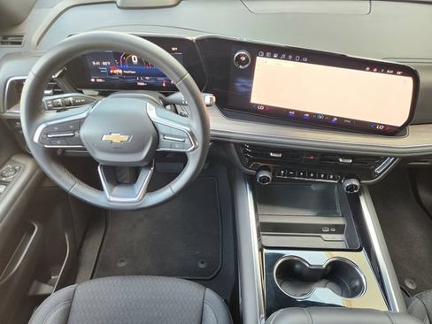 Used 2025 Chevrolet Suburban LS RWD image 28