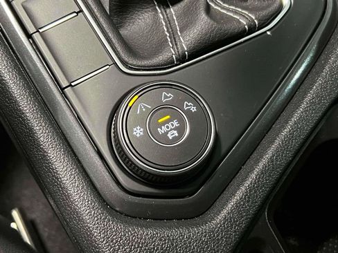 Used 2023 Volkswagen Tiguan SE image 33