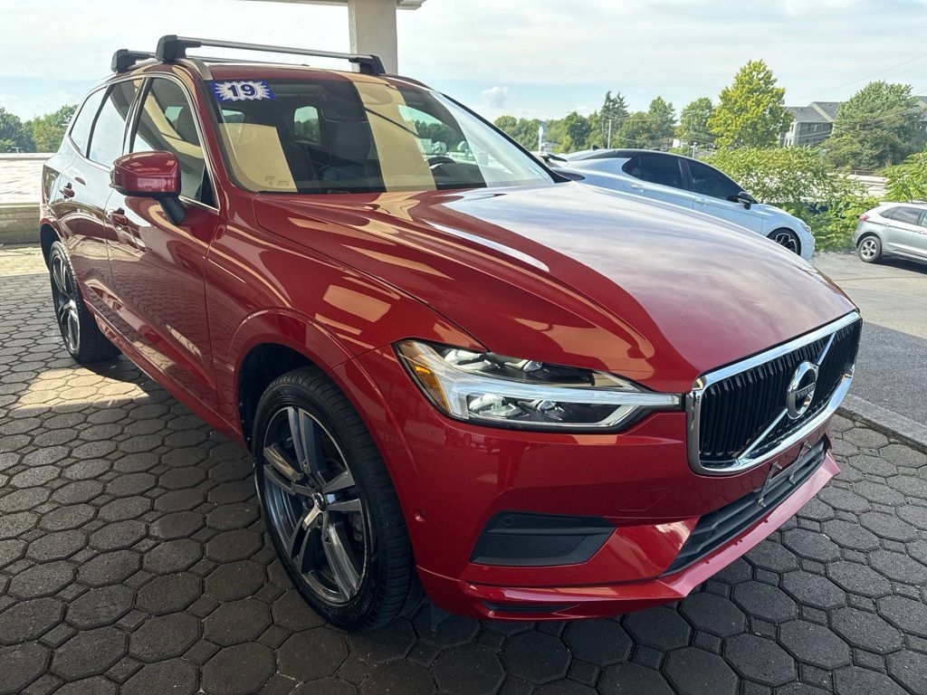 Used 2019 Volvo XC60 T5 Momentum w/ Multimedia Package AWD/4WD image 4
