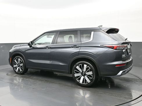 Used 2025 Mitsubishi Outlander SE image 5