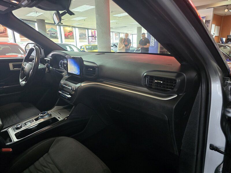Used 2020 Ford Explorer XLT AWD/4WD image 15