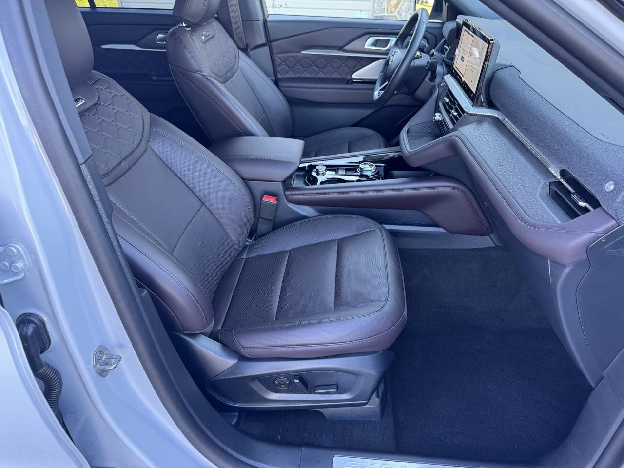 Used 2026 Ford Explorer Platinum w/ LUX Leather Package AWD/4WD image 13