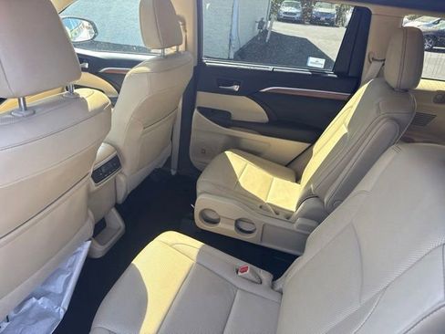 Used 2017 Toyota Highlander Limited AWD/4WD image 15