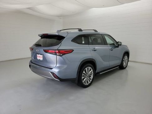 Used 2023 Toyota Highlander Platinum FWD image 5