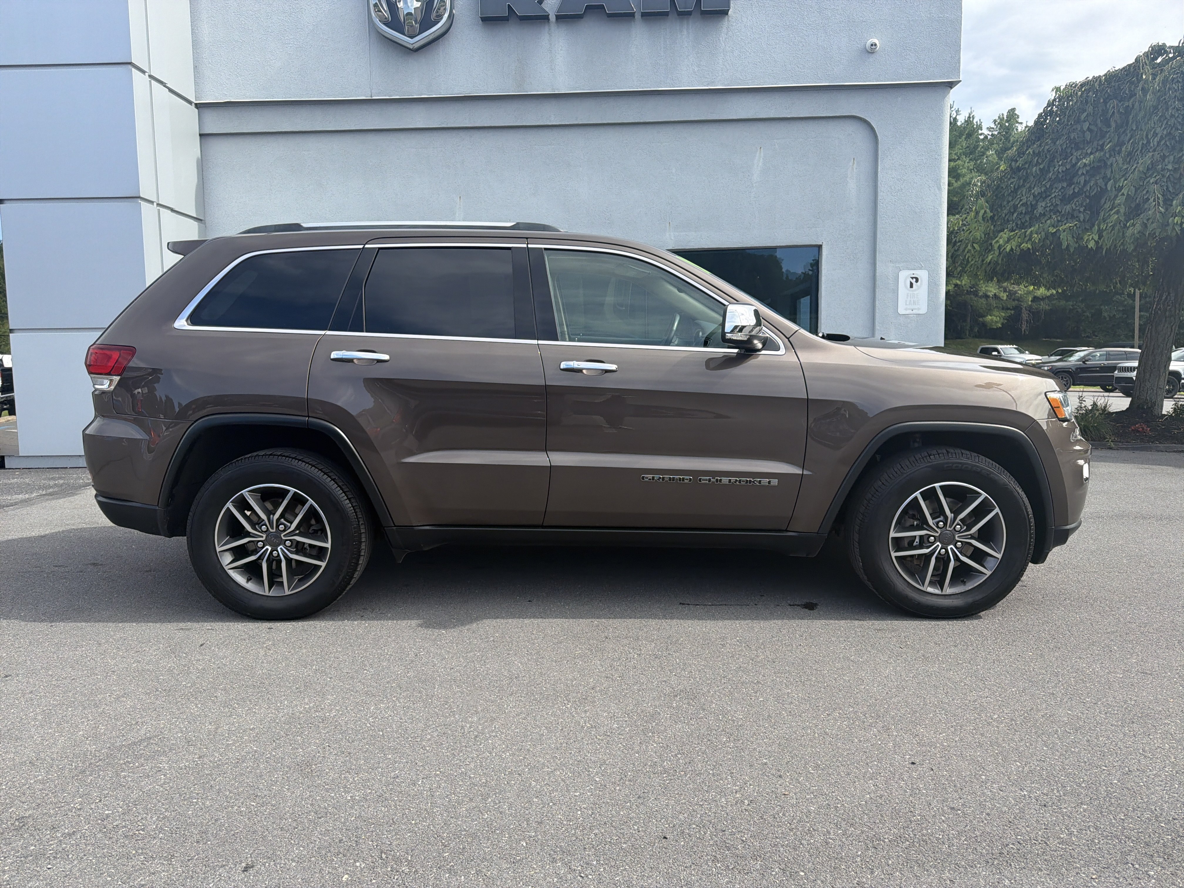 Used 2020 Jeep Grand Cherokee Limited w/ Trailer Tow Group IV AWD/4WD image 2