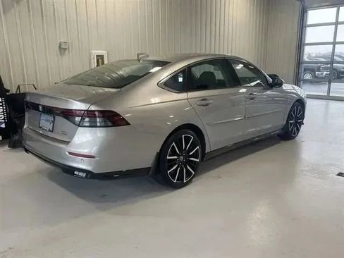 Used 2023 Honda Accord Touring image 3