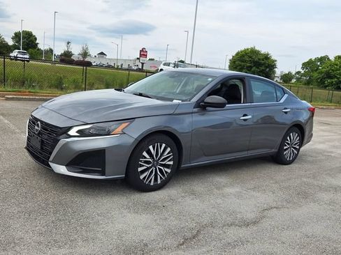 Used 2024 Nissan Altima 2.5 SV FWD image 3