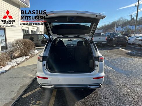 Used 2025 Mitsubishi Outlander SE image 21