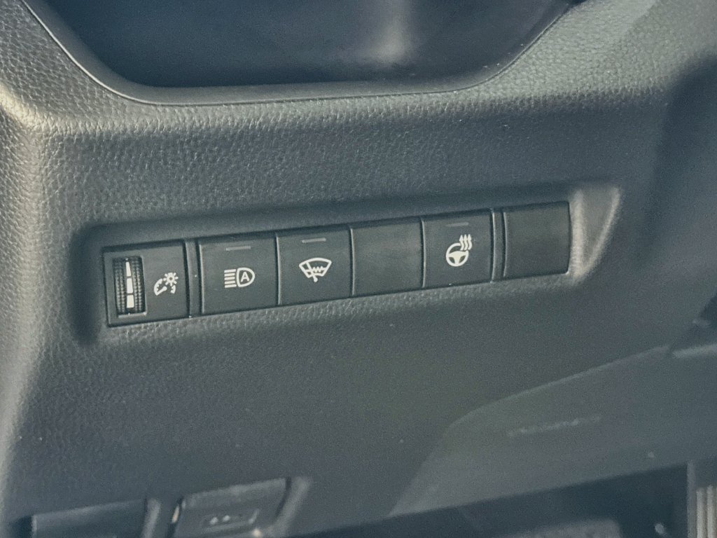 Used 2020 Toyota RAV4 XLE w/ XLE Grade Weather Package AWD/4WD image 10