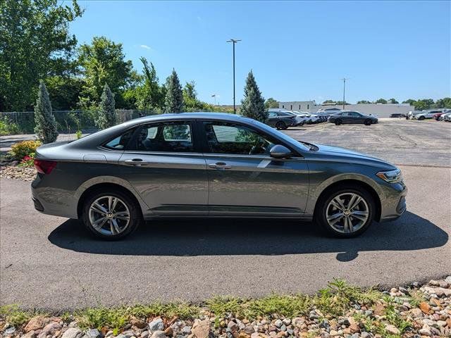Certified 2023 Volkswagen Jetta SE w/ Panoramic Sunroof Package FWD image 6