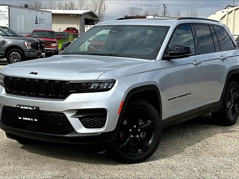 Used 2024 Jeep Grand Cherokee Altitude AWD/4WD image 8