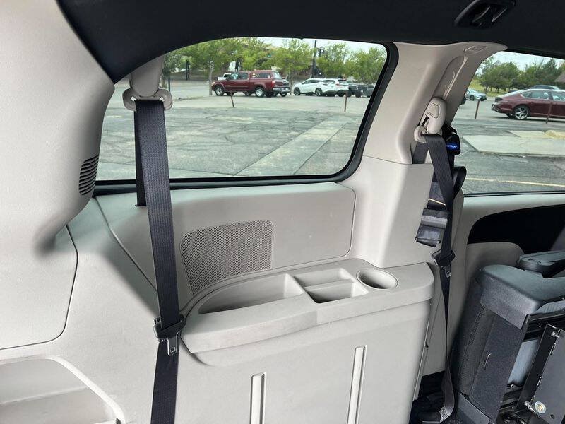 Used 2017 Dodge Grand Caravan SE FWD image 41