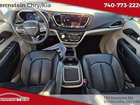 Used 2023 Chrysler Pacifica Touring-L image 12