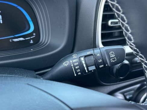 Used 2025 Hyundai Venue SEL FWD image 33