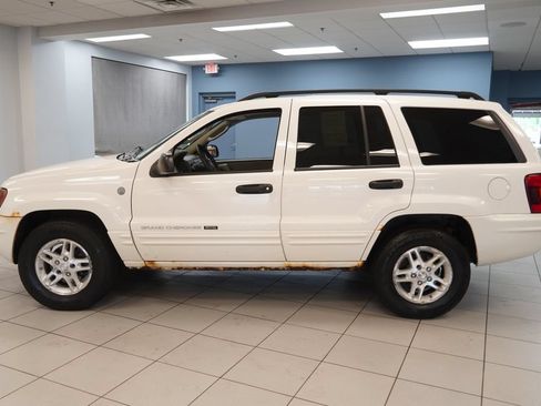 Used 2004 Jeep Grand Cherokee Laredo w/ Cold Weather Group AWD/4WD image 2