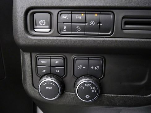 Used 2023 Chevrolet Suburban Premier AWD/4WD image 25