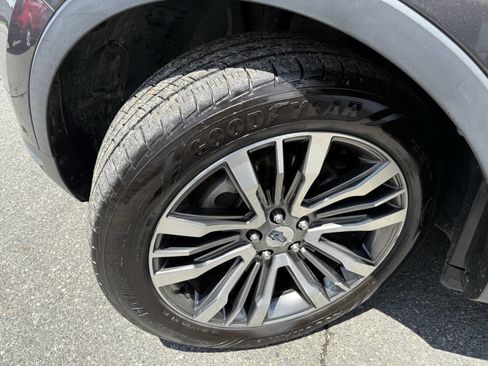 Used 2018 Ford Explorer Platinum image 24