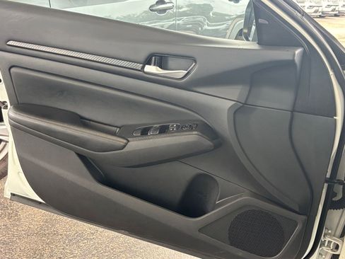 Used 2025 Nissan Altima 2.5 SV FWD image 18