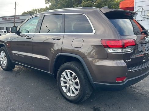 Used 2021 Jeep Grand Cherokee Laredo image 2