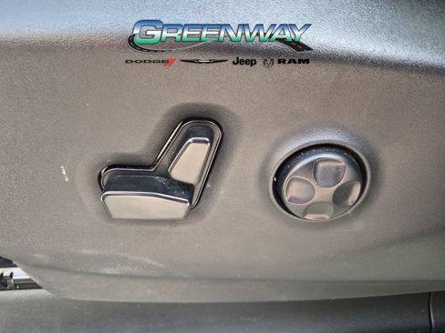 Used 2023 Chrysler Pacifica Touring-L FWD image 17