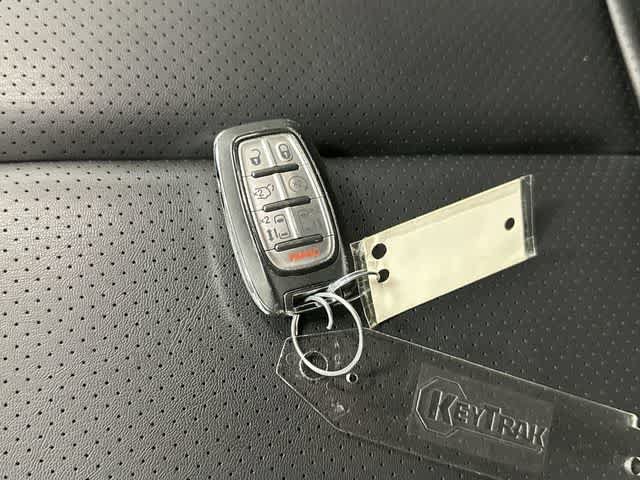 Used 2025 Chrysler Pacifica Select FWD image 32
