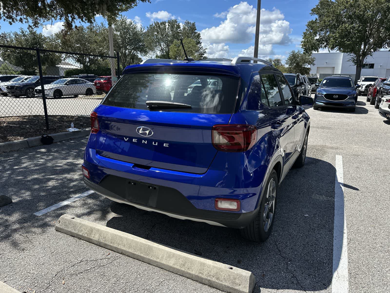 Used 2024 Hyundai Venue Limited FWD image 8
