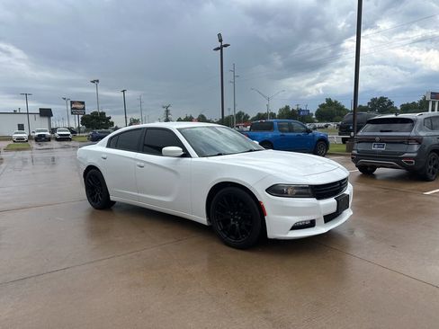 Used 2016 Dodge Charger SXT RWD image 3