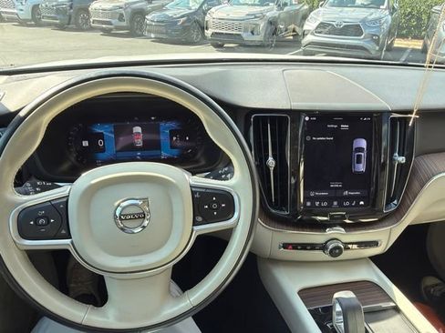 Used 2022 Volvo XC60 B5 Momentum w/ Climate Package FWD image 10