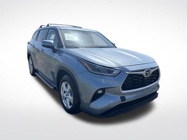 Used 2021 Toyota Highlander LE FWD image 2