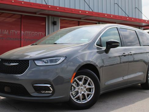 Used 2025 Chrysler Pacifica Select FWD image 13