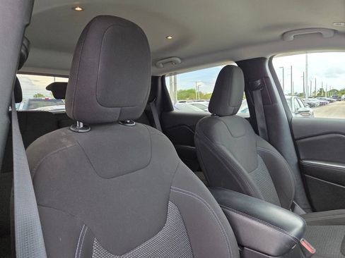 Used 2019 Jeep Cherokee Latitude w/ Cold Weather Group AWD/4WD image 15