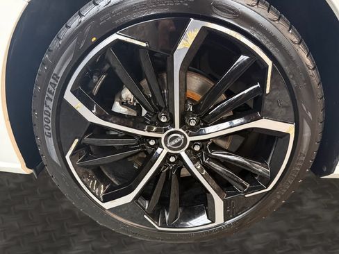 Used 2024 Nissan Altima 2.5 SR FWD image 9