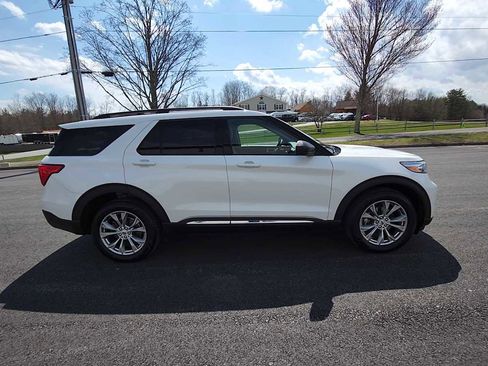 Used 2022 Ford Explorer XLT w/ Equipment Group 202A image 9