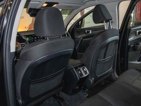 Used 2025 Kia Sorento LX FWD image 9