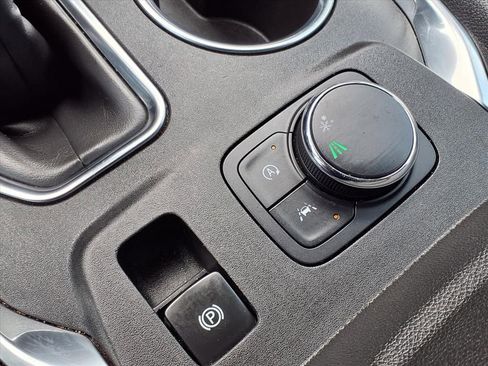 Used 2022 Chevrolet Traverse LT FWD image 24