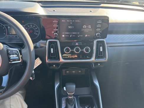 Used 2022 Kia Sorento LX image 10