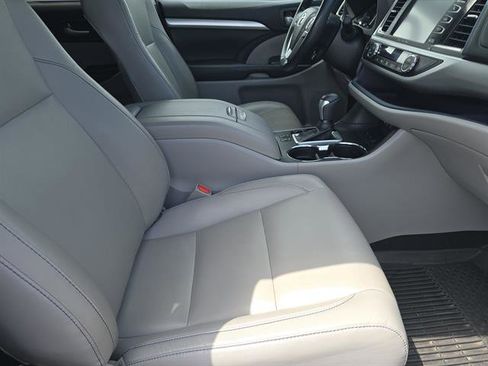 Used 2019 Toyota Highlander XLE image 15